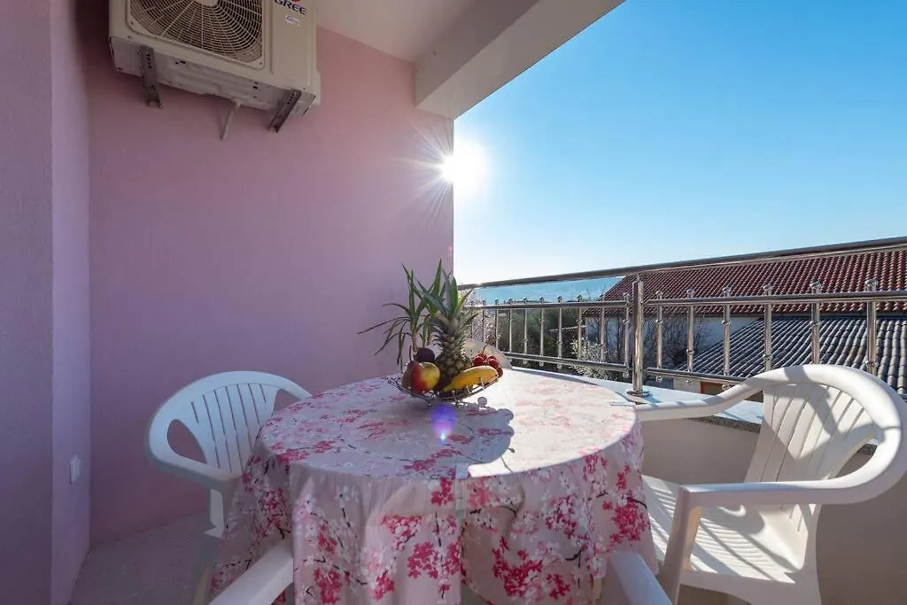 Garden Jacuzzi Apartment For 4 Persons Trogir