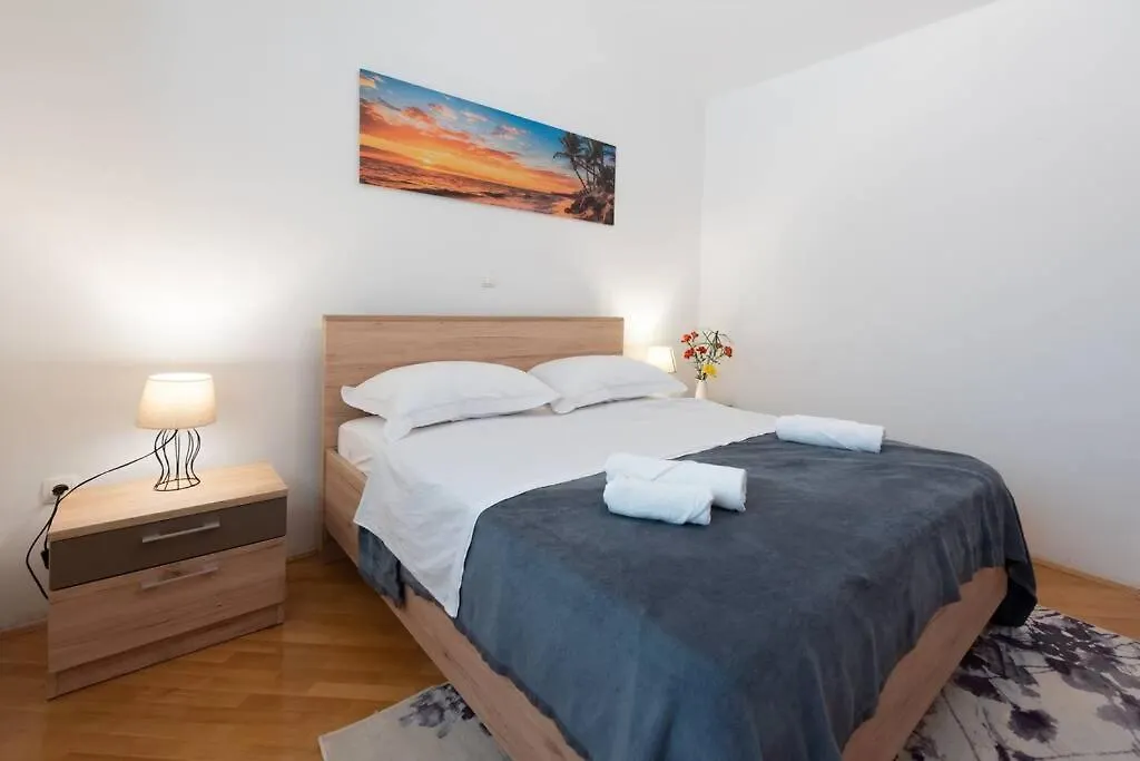 Garden Jacuzzi Apartment For 4 Persons Trogir Croatia