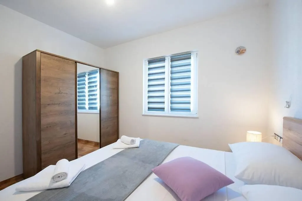 Garden Jacuzzi Apartment For 4 Persons Trogir
