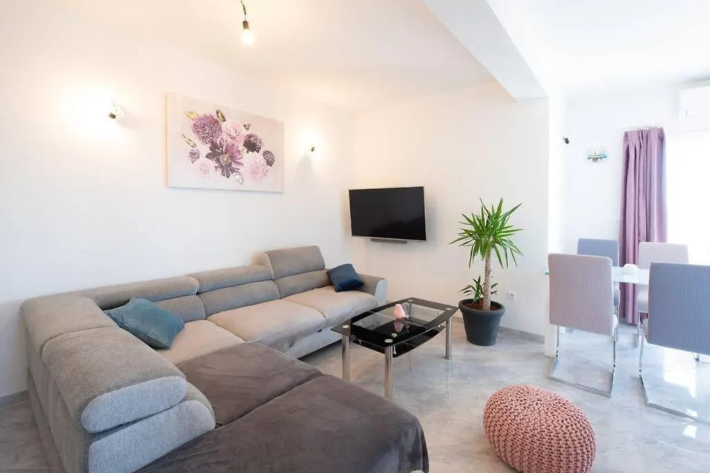Garden Jacuzzi Apartment For 4 Persons Trogir