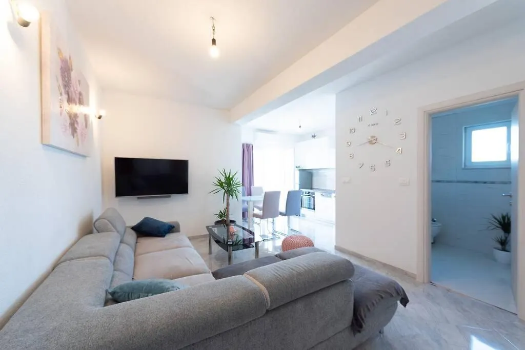 Garden Jacuzzi Apartment For 4 Persons Trogir