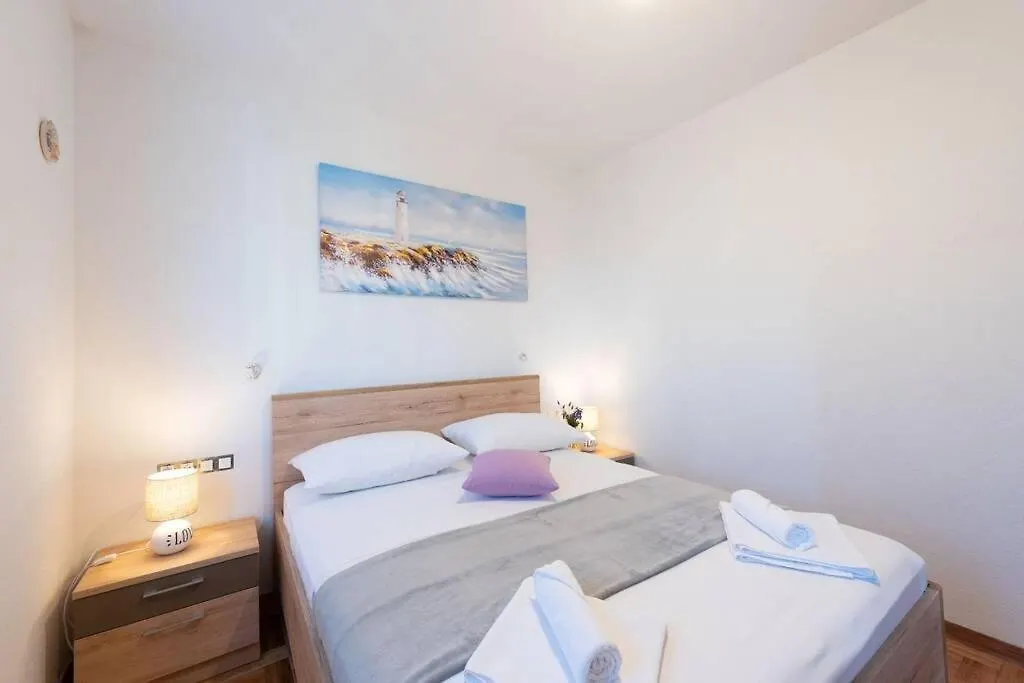 Garden Jacuzzi Apartment For 4 Persons Trogir