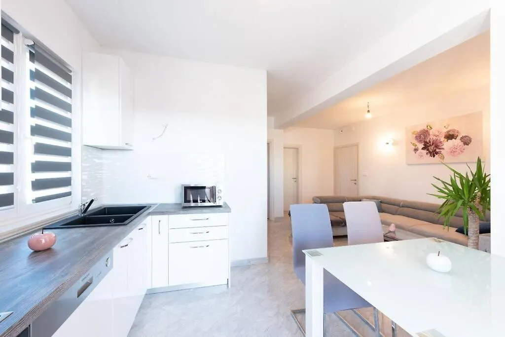 Garden Jacuzzi Apartment For 4 Persons Trogir Croatia