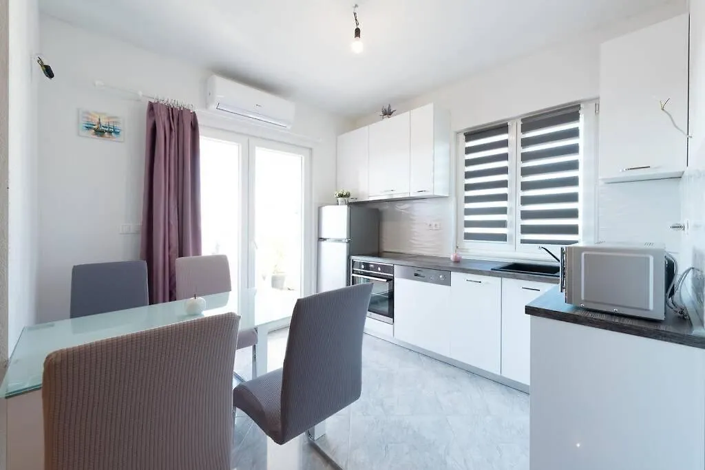 Garden Jacuzzi Apartment For 4 Persons Trogir 0*,