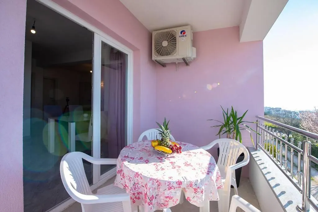 Garden Jacuzzi Apartment For 4 Persons Trogir
