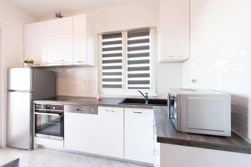 Garden Jacuzzi Apartment For 4 Persons Trogir