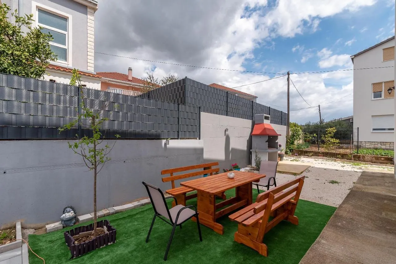 Garden Jacuzzi Apartment For 4 Persons Trogir Croatia