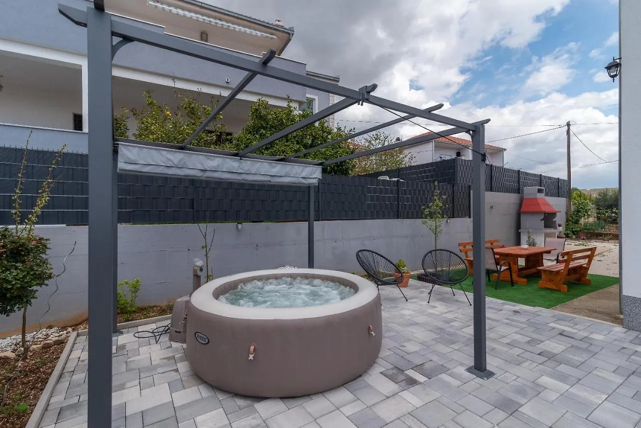 Garden Jacuzzi Apartment For 4 Persons Trogir Croatia