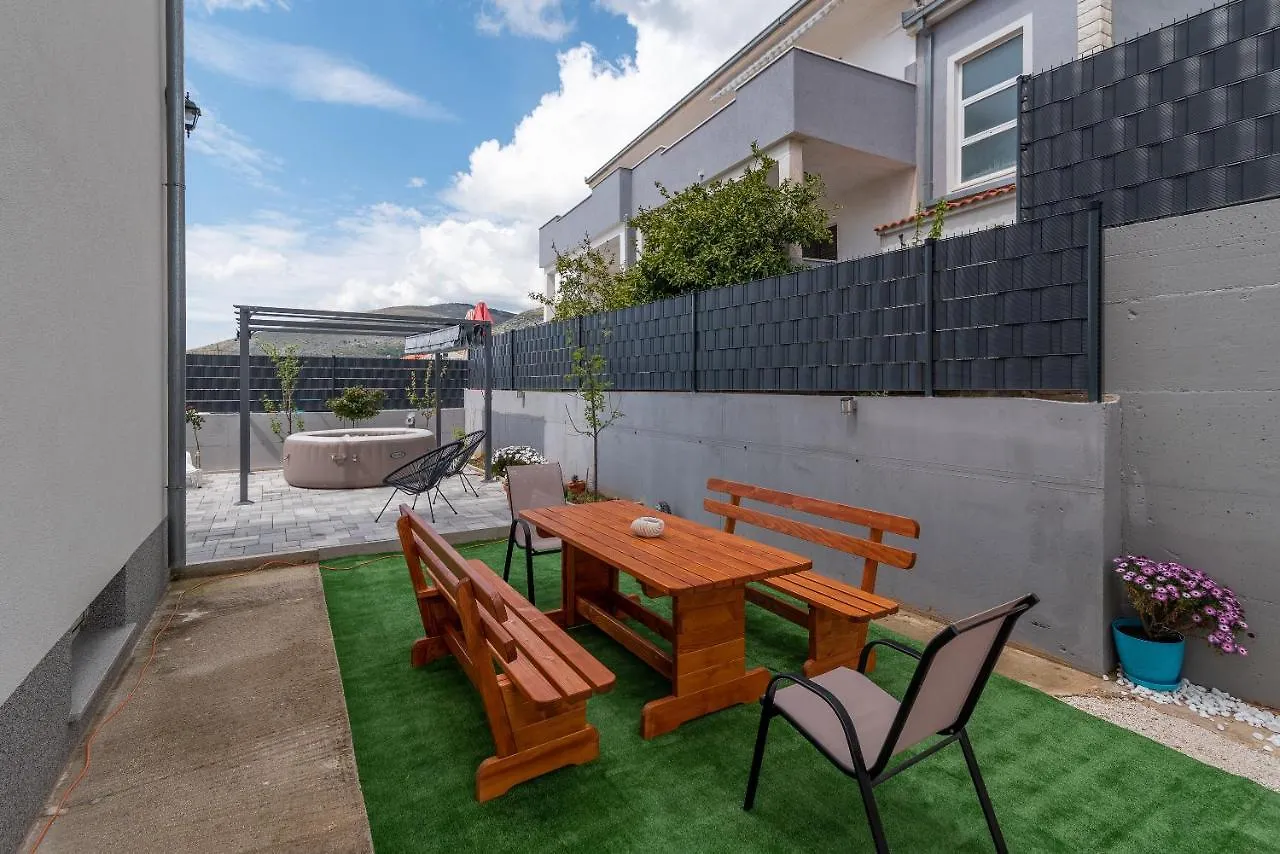 Garden Jacuzzi Apartment For 4 Persons Trogir