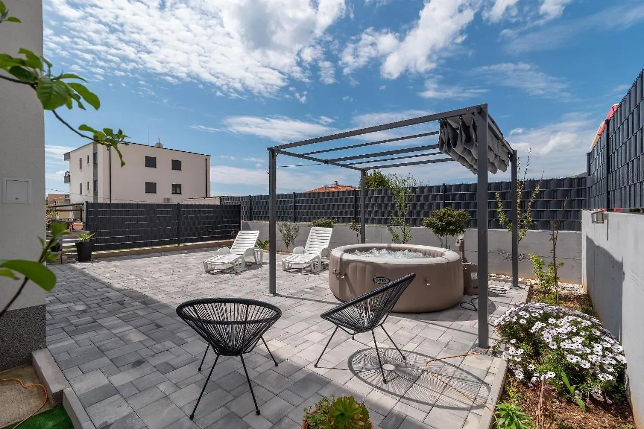Garden Jacuzzi Apartment For 4 Persons Trogir Croatia