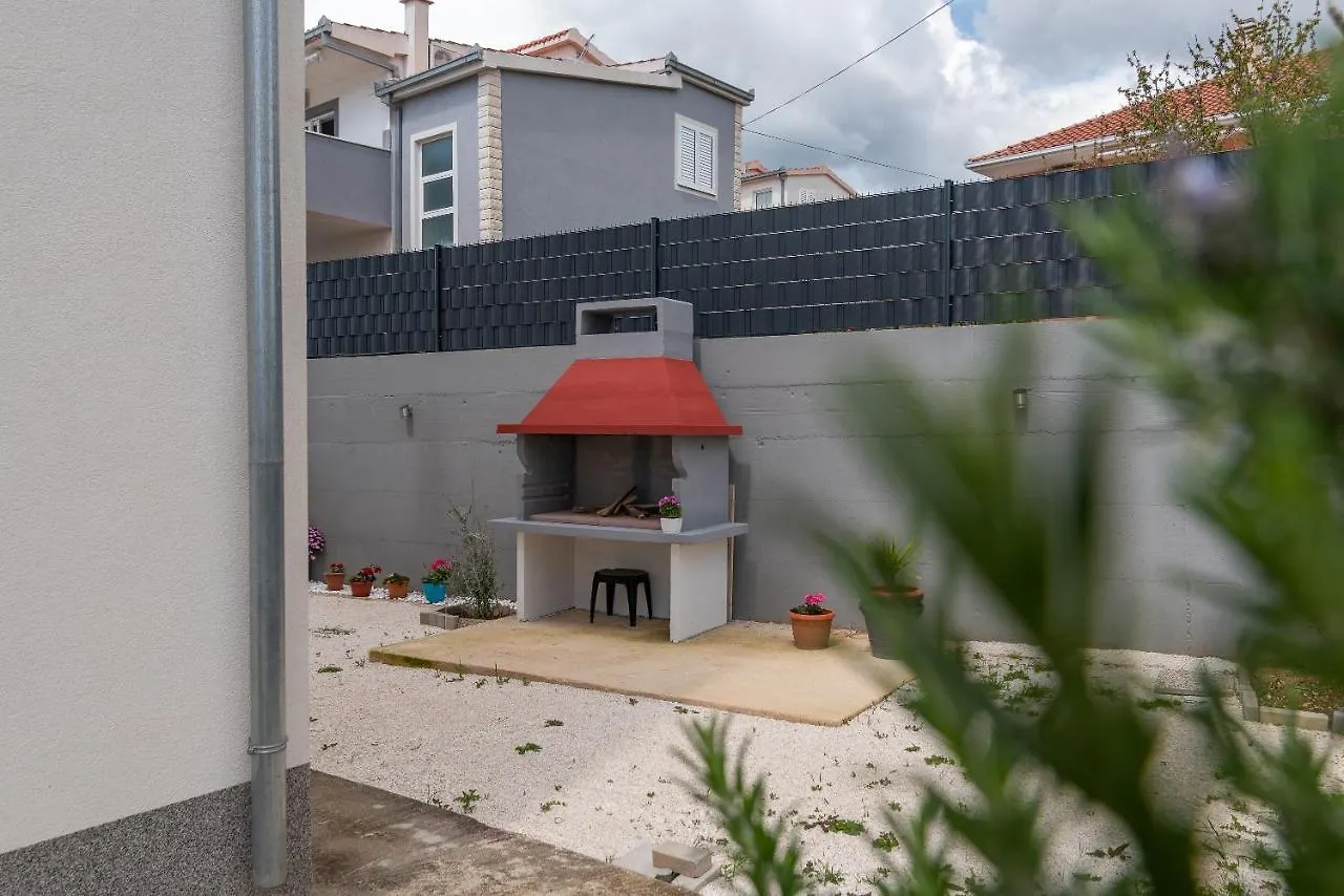Garden Jacuzzi Apartment For 4 Persons Trogir
