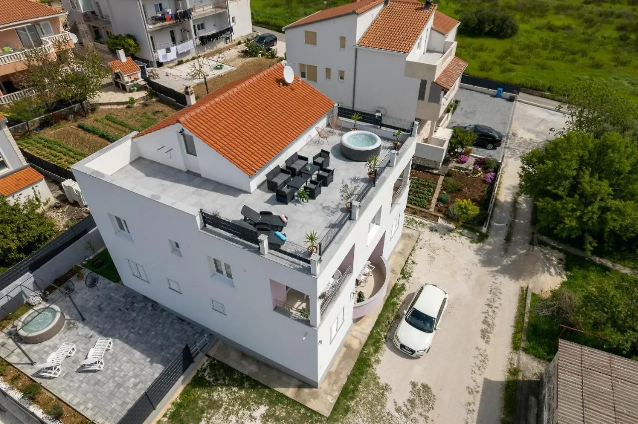 Garden Jacuzzi Apartment For 4 Persons Trogir 0*,